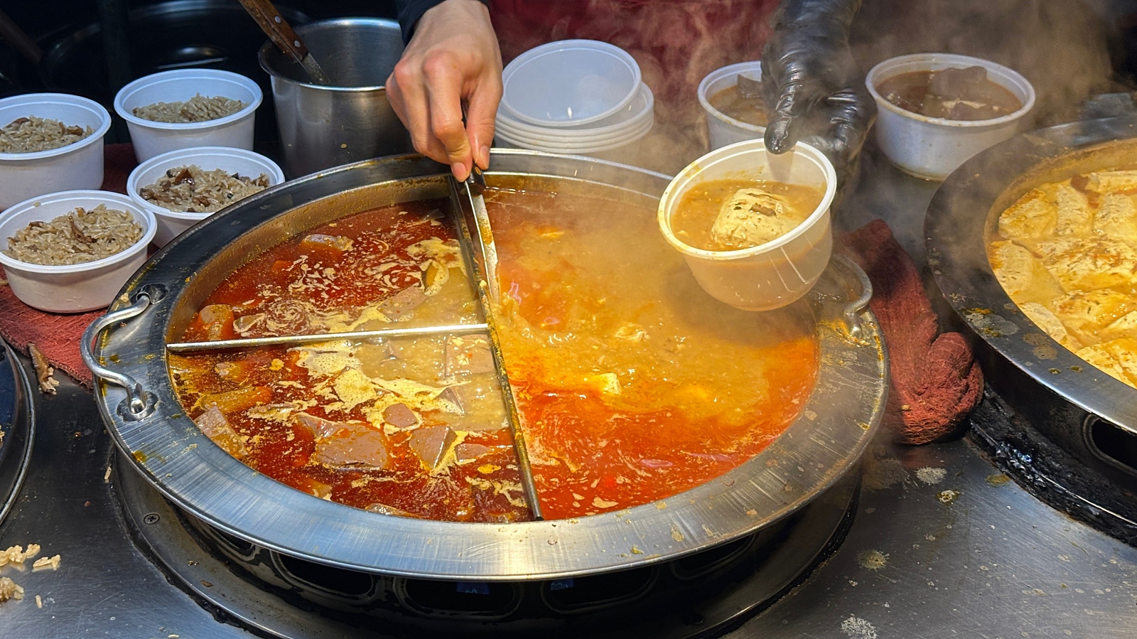永和推薦 郭記麻辣臭豆腐|樂華夜市必吃美食 爆汁豆腐配Q彈鴨血招牌油飯 (附菜單價錢) @珮蒂的味蕾日記 永和推薦 郭記麻辣臭豆腐|樂華夜市必吃美食 爆汁豆腐配Q彈鴨血招牌油飯 (附菜單價錢) @珮蒂的味蕾日記