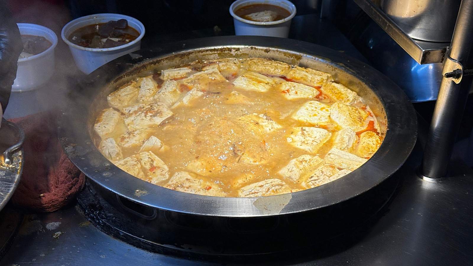 永和推薦 郭記麻辣臭豆腐|樂華夜市必吃美食 爆汁豆腐配Q彈鴨血招牌油飯 (附菜單價錢) @珮蒂的味蕾日記 永和推薦 郭記麻辣臭豆腐|樂華夜市必吃美食 爆汁豆腐配Q彈鴨血招牌油飯 (附菜單價錢) @珮蒂的味蕾日記