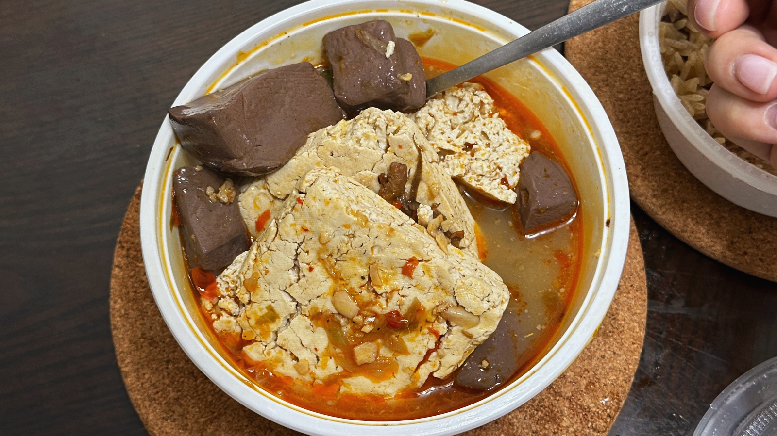 永和推薦 郭記麻辣臭豆腐|樂華夜市必吃美食 爆汁豆腐配Q彈鴨血招牌油飯 (附菜單價錢) @珮蒂的味蕾日記 永和推薦 郭記麻辣臭豆腐|樂華夜市必吃美食 爆汁豆腐配Q彈鴨血招牌油飯 (附菜單價錢) @珮蒂的味蕾日記