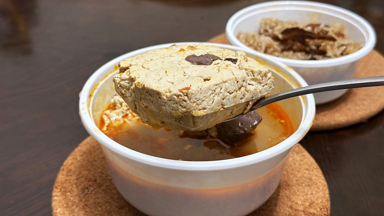 永和推薦 郭記麻辣臭豆腐|樂華夜市必吃美食 爆汁豆腐配Q彈鴨血招牌油飯 (附菜單價錢) @珮蒂的味蕾日記 永和推薦 郭記麻辣臭豆腐|樂華夜市必吃美食 爆汁豆腐配Q彈鴨血招牌油飯 (附菜單價錢) @珮蒂的味蕾日記