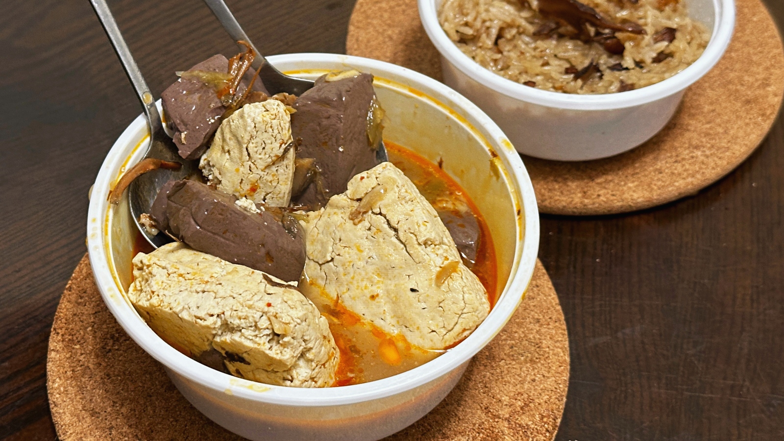 永和推薦 郭記麻辣臭豆腐|樂華夜市必吃美食 爆汁豆腐配Q彈鴨血招牌油飯 (附菜單價錢) @珮蒂的味蕾日記 永和推薦 郭記麻辣臭豆腐|樂華夜市必吃美食 爆汁豆腐配Q彈鴨血招牌油飯 (附菜單價錢) @珮蒂的味蕾日記