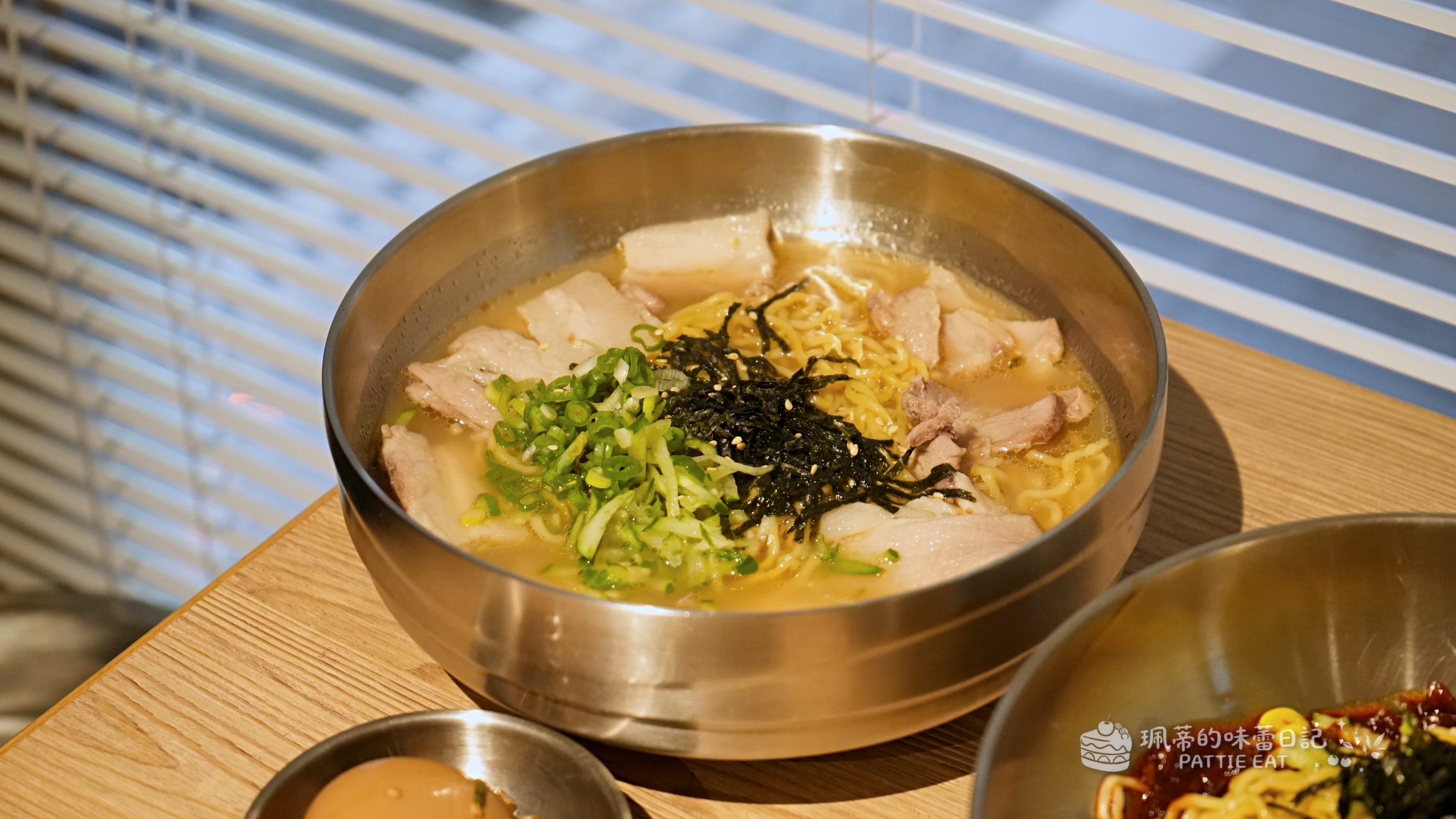 中和美食推薦 釜山飛豬 韓國豬肉麵專賣｜景安捷運站新開幕韓式料理  中和宵夜新選擇 @珮蒂的味蕾日記