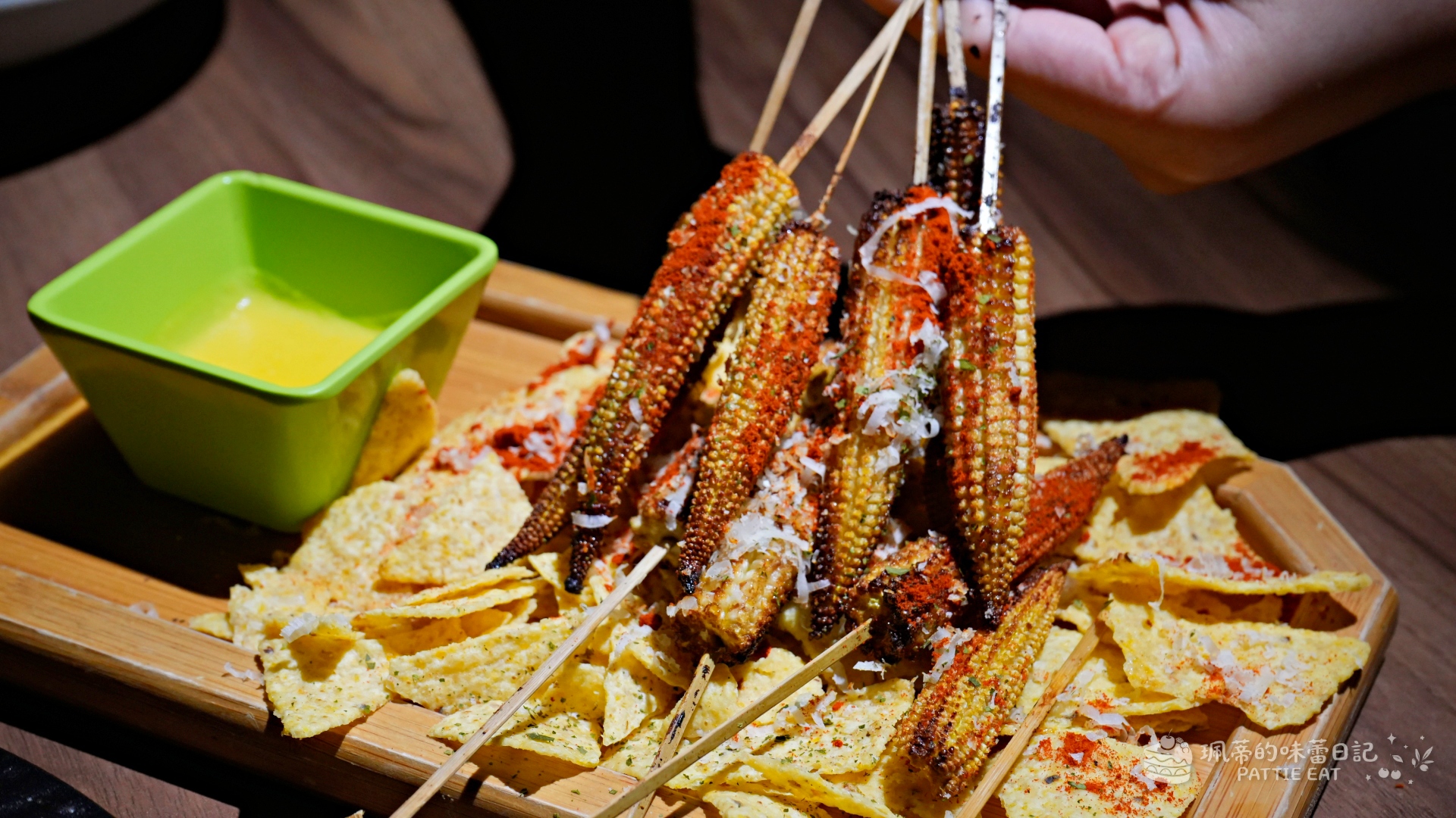 中山站美食推薦 逐愛轉運站｜適合約會慶生的復古閣樓餐廳 餐酒館 內附最新菜單 @珮蒂的味蕾日記