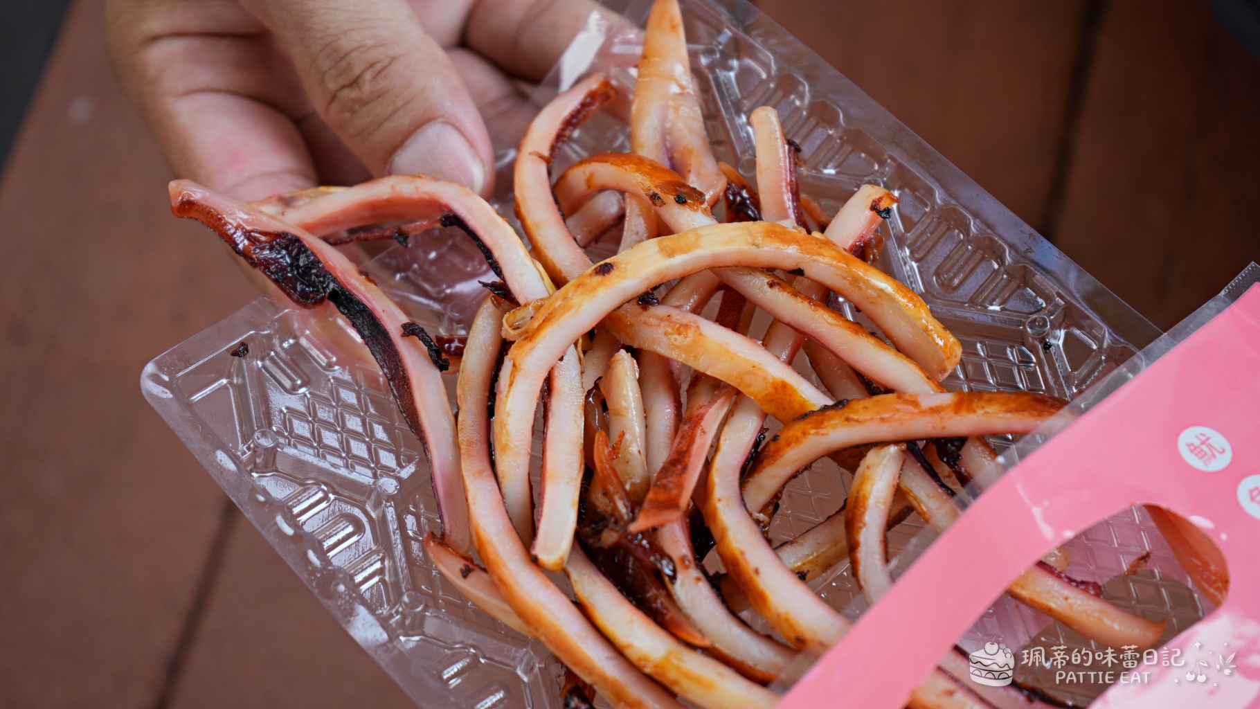 大稻埕必吃伴手禮|魷布院乾式熟成熱壓魷魚!價格、保存方式、迪化街交通與試吃心得 @珮蒂的味蕾日記 大稻埕必吃伴手禮|魷布院乾式熟成熱壓魷魚!價格、保存方式、迪化街交通與試吃心得 @珮蒂的味蕾日記