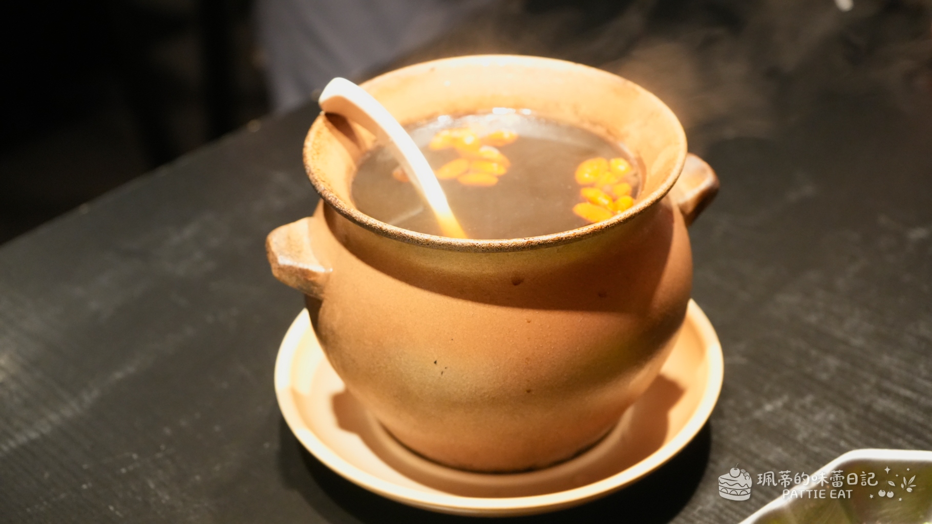 台北東區美食 川火成都燒烤｜大安區 忠孝敦化聚餐餐廳推薦！必點蒜香小龍蝦、香菜牛肉串與道地烤芍皮 附完整菜單價格 @珮蒂的味蕾日記