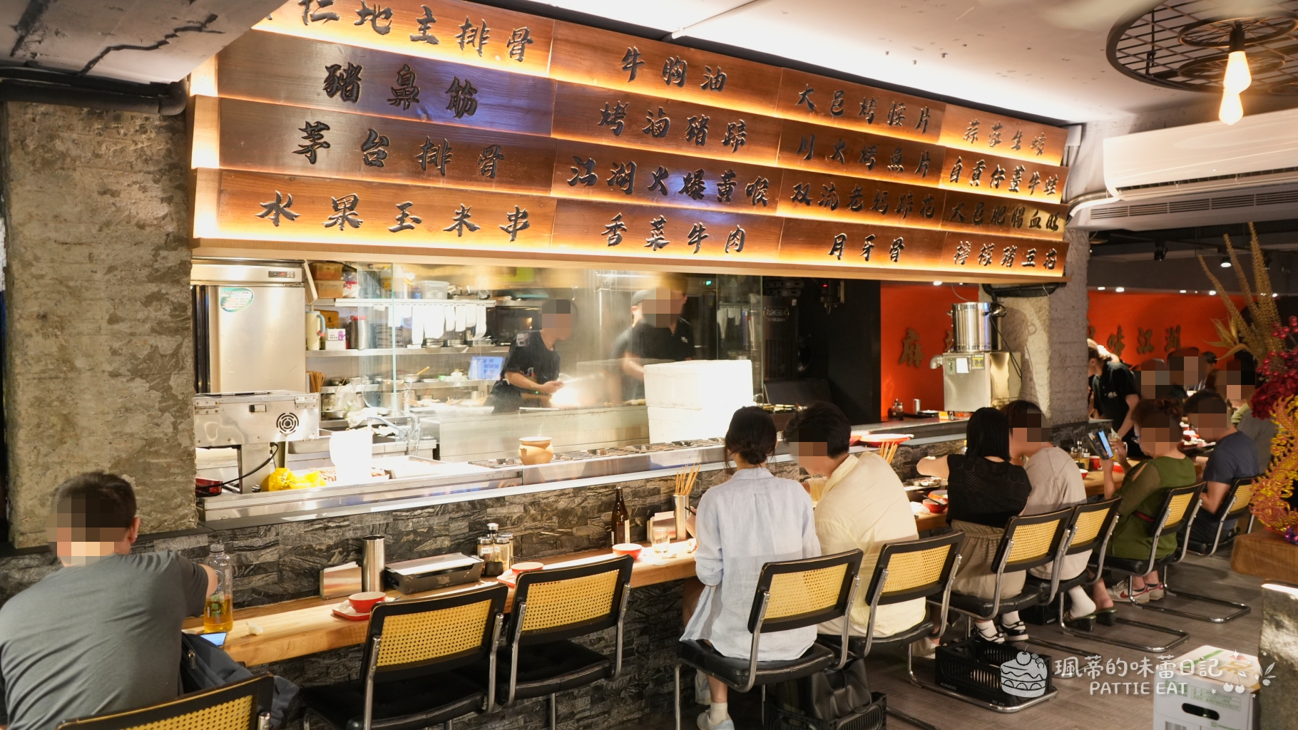 台北東區美食 川火成都燒烤｜大安區 忠孝敦化聚餐餐廳推薦！必點蒜香小龍蝦、香菜牛肉串與道地烤芍皮 附完整菜單價格 @珮蒂的味蕾日記