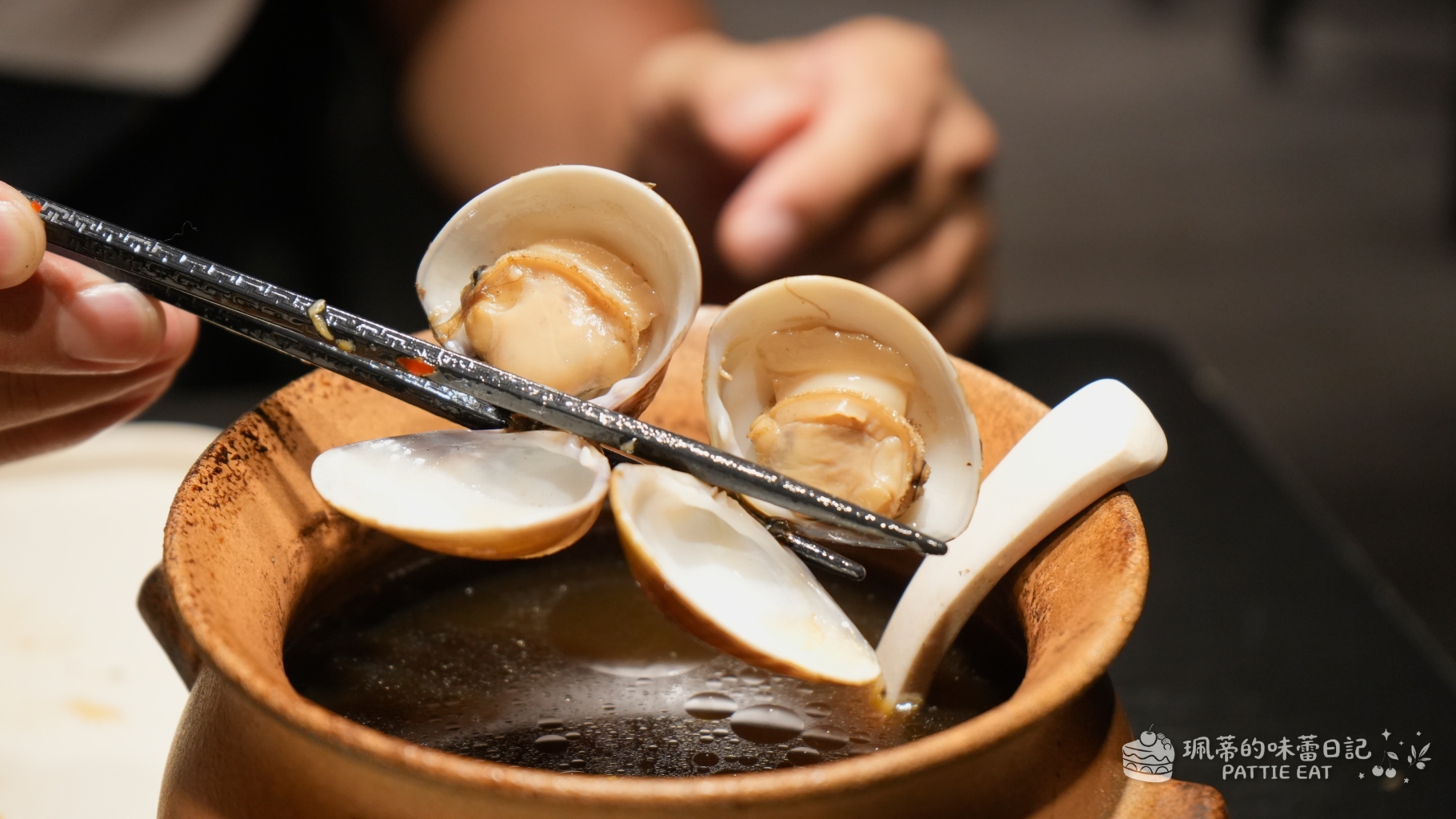 台北東區美食 川火成都燒烤|大安區 忠孝敦化聚餐餐廳推薦!必點蒜香小龍蝦、香菜牛肉串與道地烤芍皮 附完整菜單價格 @珮蒂的味蕾日記 台北東區美食 川火成都燒烤|大安區 忠孝敦化聚餐餐廳推薦!必點蒜香小龍蝦、香菜牛肉串與道地烤芍皮 附完整菜單價格 @珮蒂的味蕾日記