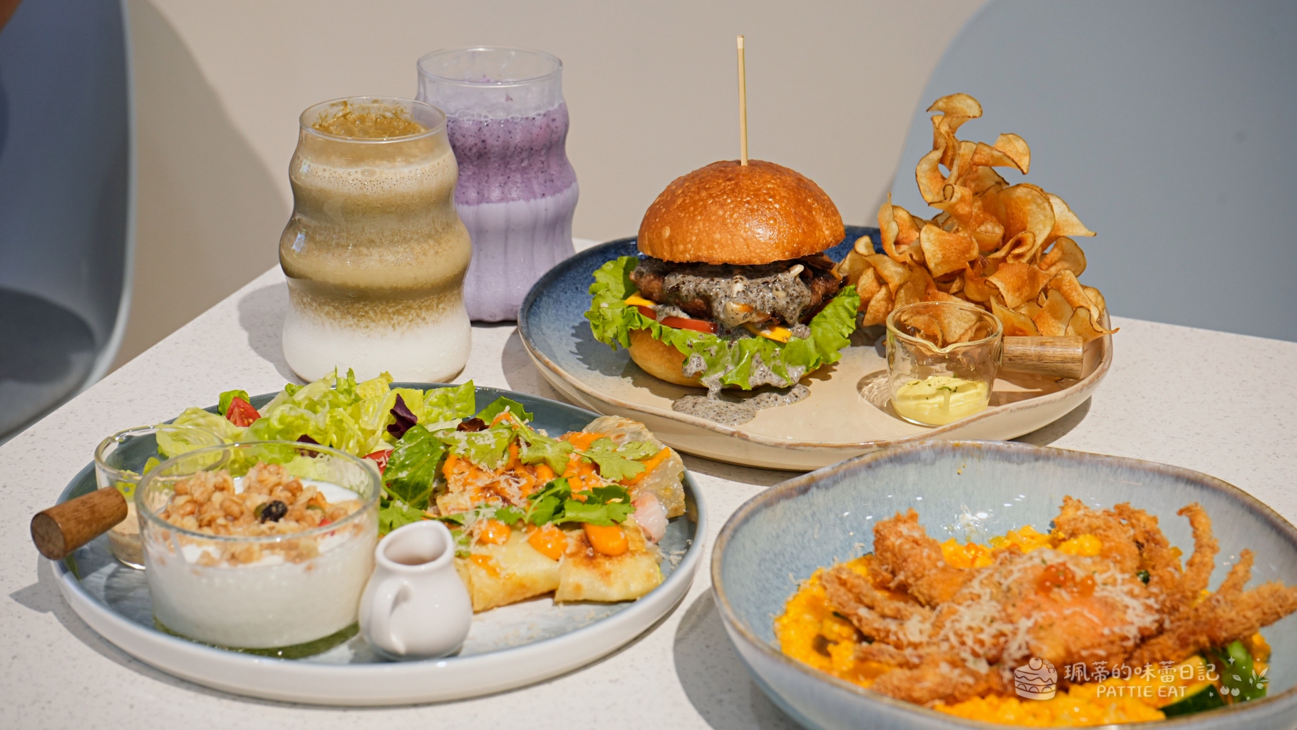 新店早午餐推薦 藍懶 lazybrunch|捷運大坪林站新開幕 大份量拼盤、脆皮蛋餅、濃郁漢堡與手作甜點 寵物友善且免服務費 附完整菜單價格與訂位資訊 @珮蒂的味蕾日記