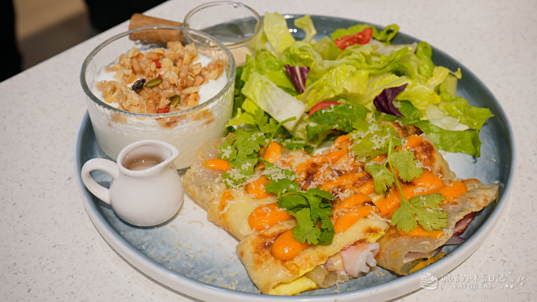 新店早午餐推薦 藍懶 lazybrunch|捷運大坪林站新開幕 大份量拼盤、脆皮蛋餅、濃郁漢堡與手作甜點 寵物友善且免服務費 附完整菜單價格與訂位資訊 @珮蒂的味蕾日記 新店早午餐推薦 藍懶 lazybrunch|捷運大坪林站新開幕 大份量拼盤、脆皮蛋餅、濃郁漢堡與手作甜點 寵物友善且免服務費 附完整菜單價格與訂位資訊 @珮蒂的味蕾日記