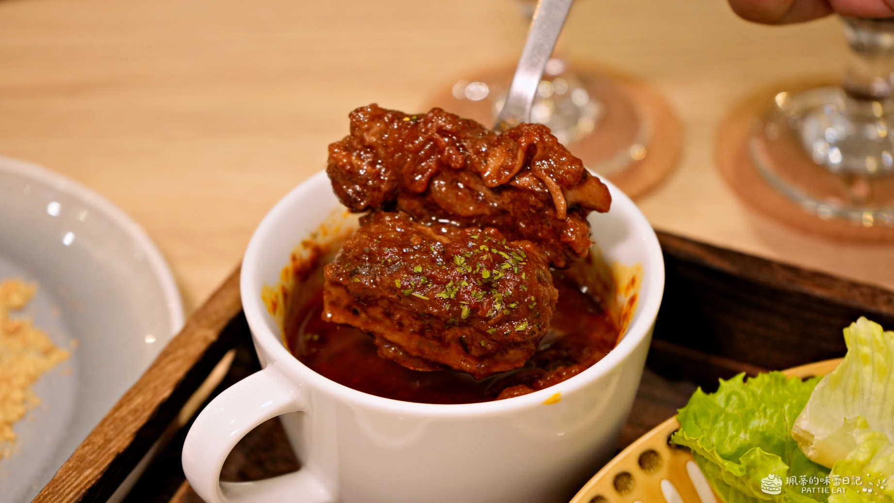 板橋美食推薦 阿娘味廚房 Onionway｜板橋車站走路3分鐘的巷弄寶藏店，咖哩漢堡排、番茄牛肋必點！ @珮蒂的味蕾日記