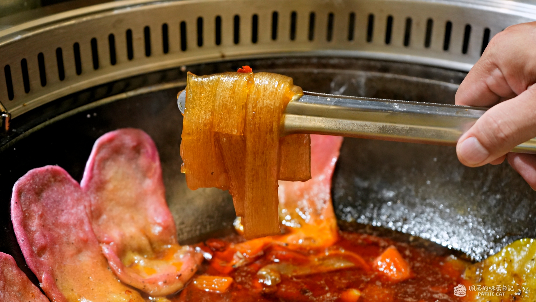 台北松山區美食推薦 一號地鍋雞｜市民大道人氣餐廳 麻辣貼餅＋水果造型蒸包子超特別 內含菜單價格 @珮蒂的味蕾日記