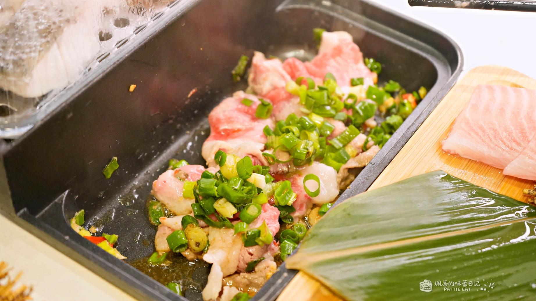 板橋火鍋推薦 一鍋三饗｜一鍋三用超好玩！小火車送餐、迴轉自助吧 還能自己做蚵仔烘蛋 @珮蒂的味蕾日記