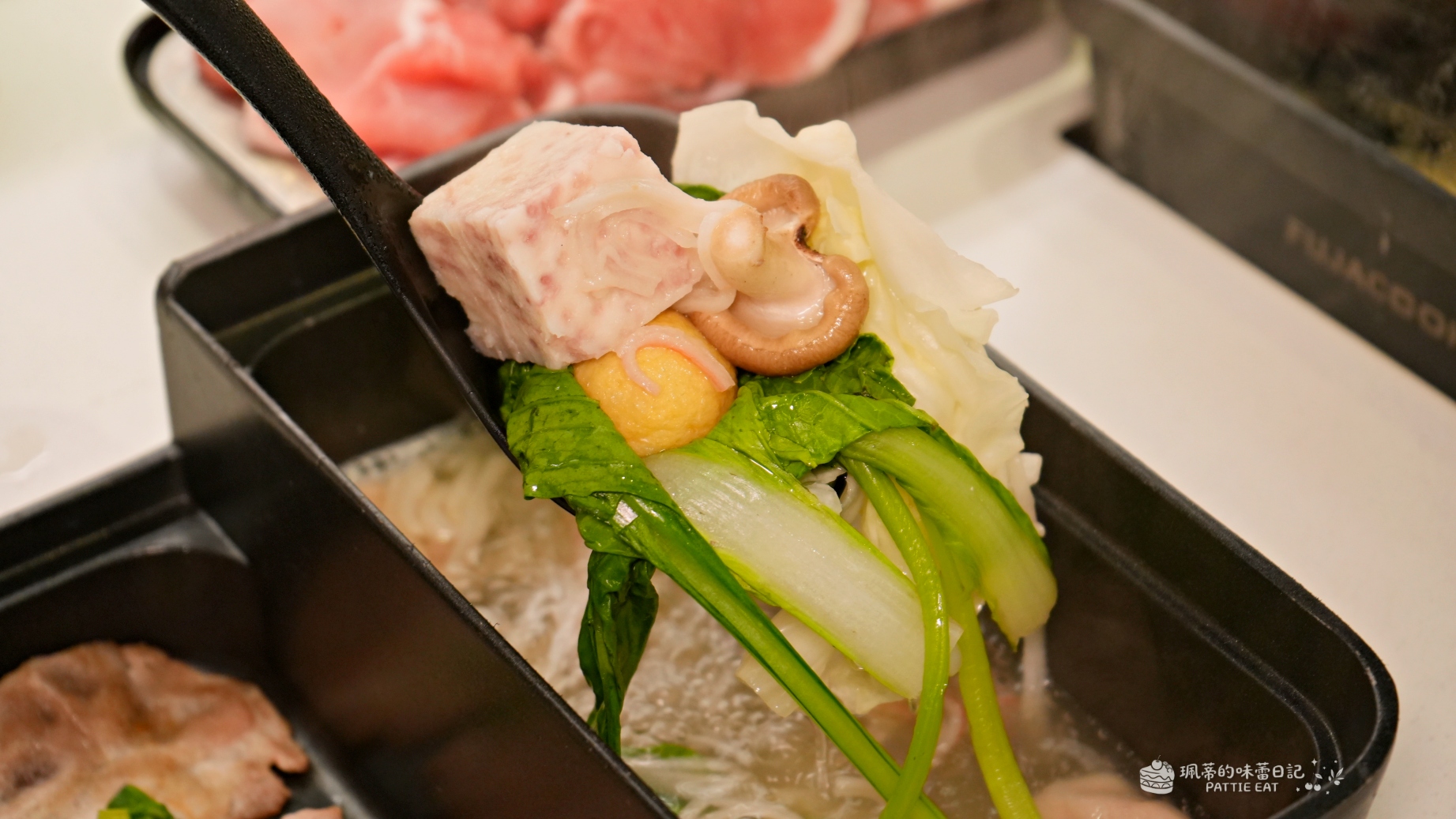 板橋火鍋推薦 一鍋三饗｜一鍋三用超好玩！小火車送餐、迴轉自助吧 還能自己做蚵仔烘蛋 @珮蒂的味蕾日記