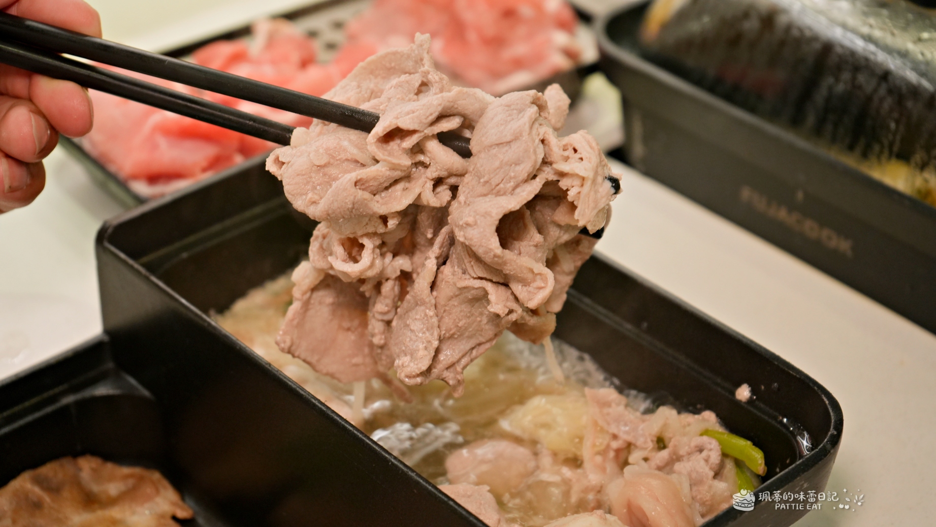 板橋火鍋推薦 一鍋三饗｜一鍋三用超好玩！小火車送餐、迴轉自助吧 還能自己做蚵仔烘蛋 @珮蒂的味蕾日記