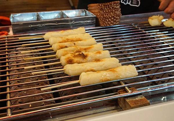 (沖繩日式碳烤麻糬　西門)排隊美食!!!!新鮮現烤 燒~麻糬~~ @珮蒂的味蕾日記